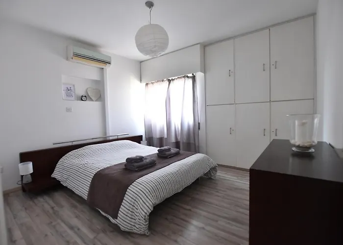 Glabur - The Cozy 2 Bdr - City, Free Parking & Wifi, Welcomes You!!!